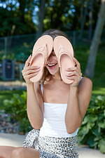 ミネトンカ春めく“パステルカラー”の新色モカシン＆サンダル、淡いピーチとミントの2色で｜写真27