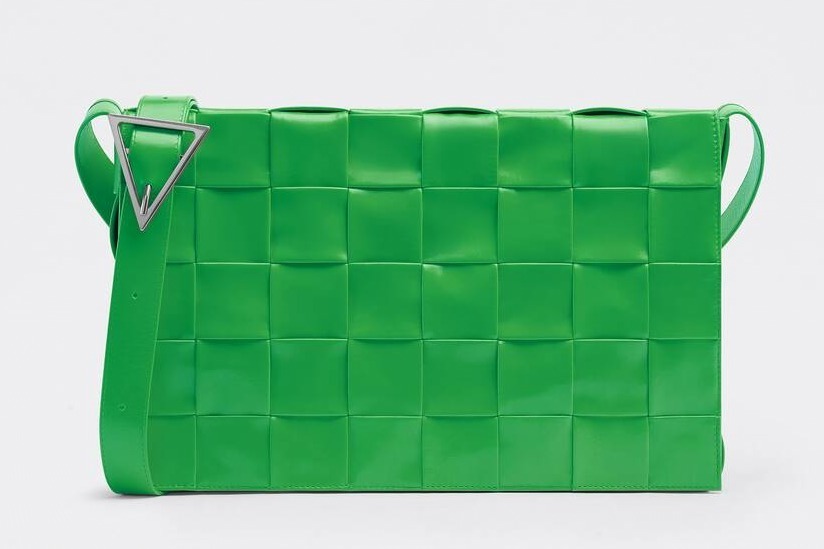 ボッテガ・ヴェネタ“編み込みレザー”アイコンバッグ「カセット」マキシサイズの新作、ノートPCも収納