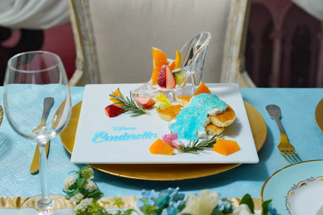 ディズニー映画『シンデレラ』の限定カフェが東京・大阪・名古屋に、ガラスの靴のパンケーキなど