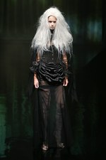 アリスアウアア 2014年春夏コレクション - ヒロインは水死した薄命の少女、恐怖が生み出す美しさ｜写真1