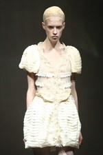 アリスアウアア 2014年春夏コレクション - ヒロインは水死した薄命の少女、恐怖が生み出す美しさ｜写真19