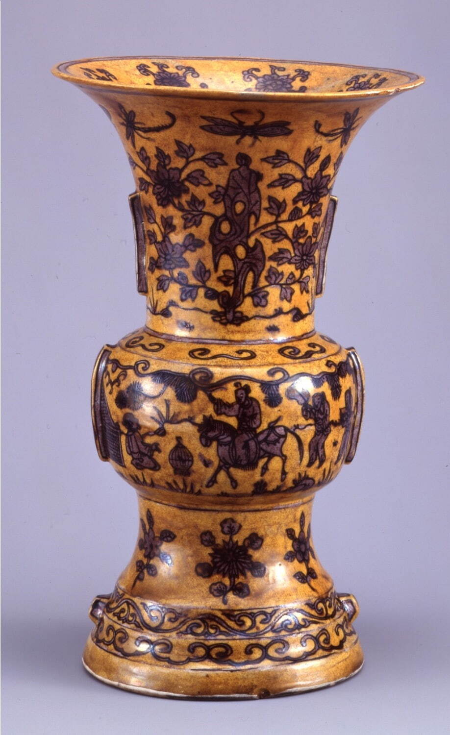 黄地紫彩花卉人物文尊式瓶 景徳鎮窯 中国・明時代 大和文華館蔵