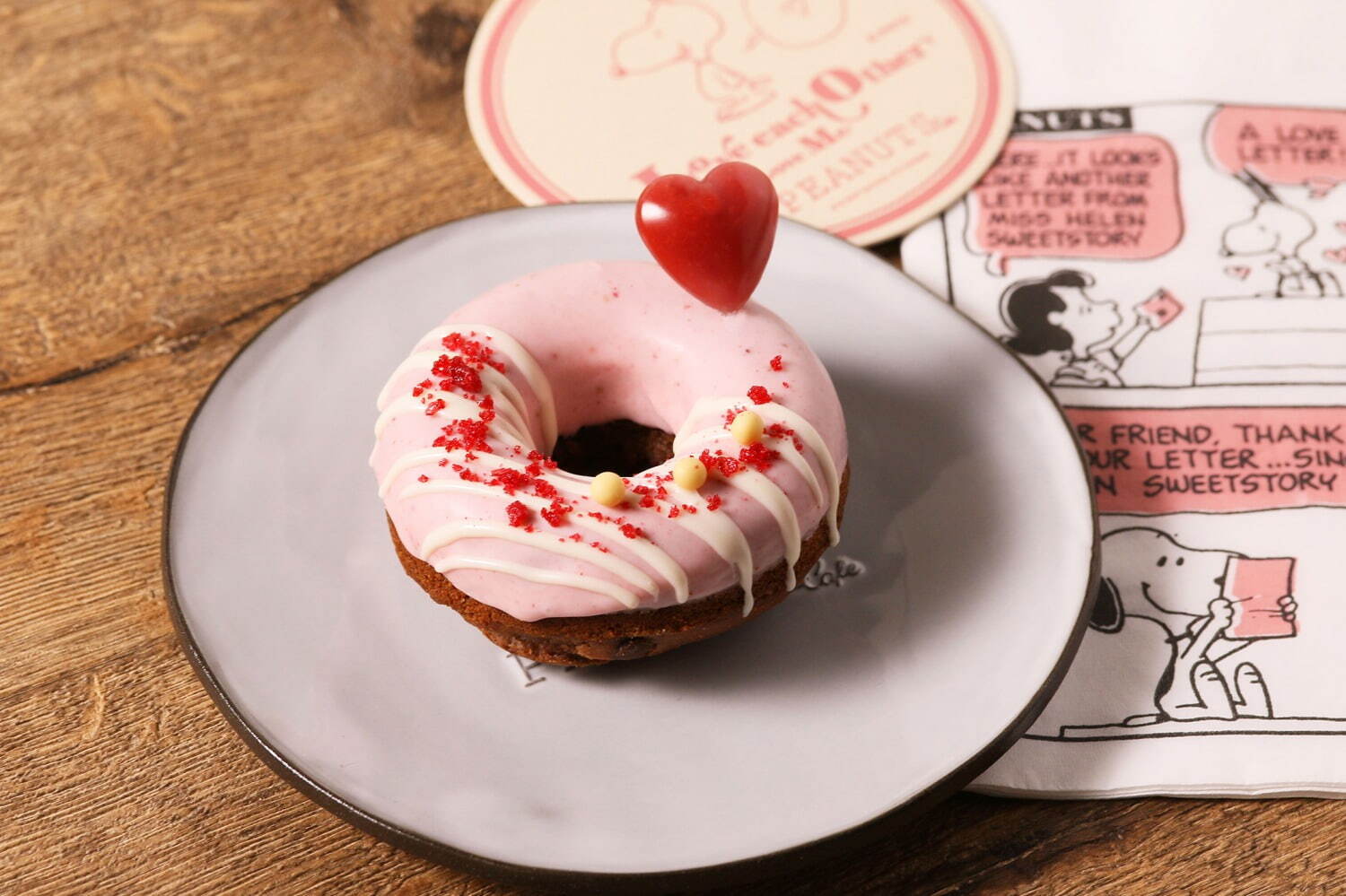 ピーナッツ カフェ「LOVE」テーマの期間限定スイーツ、キスするスヌーピーと仲間たちを表現｜写真2