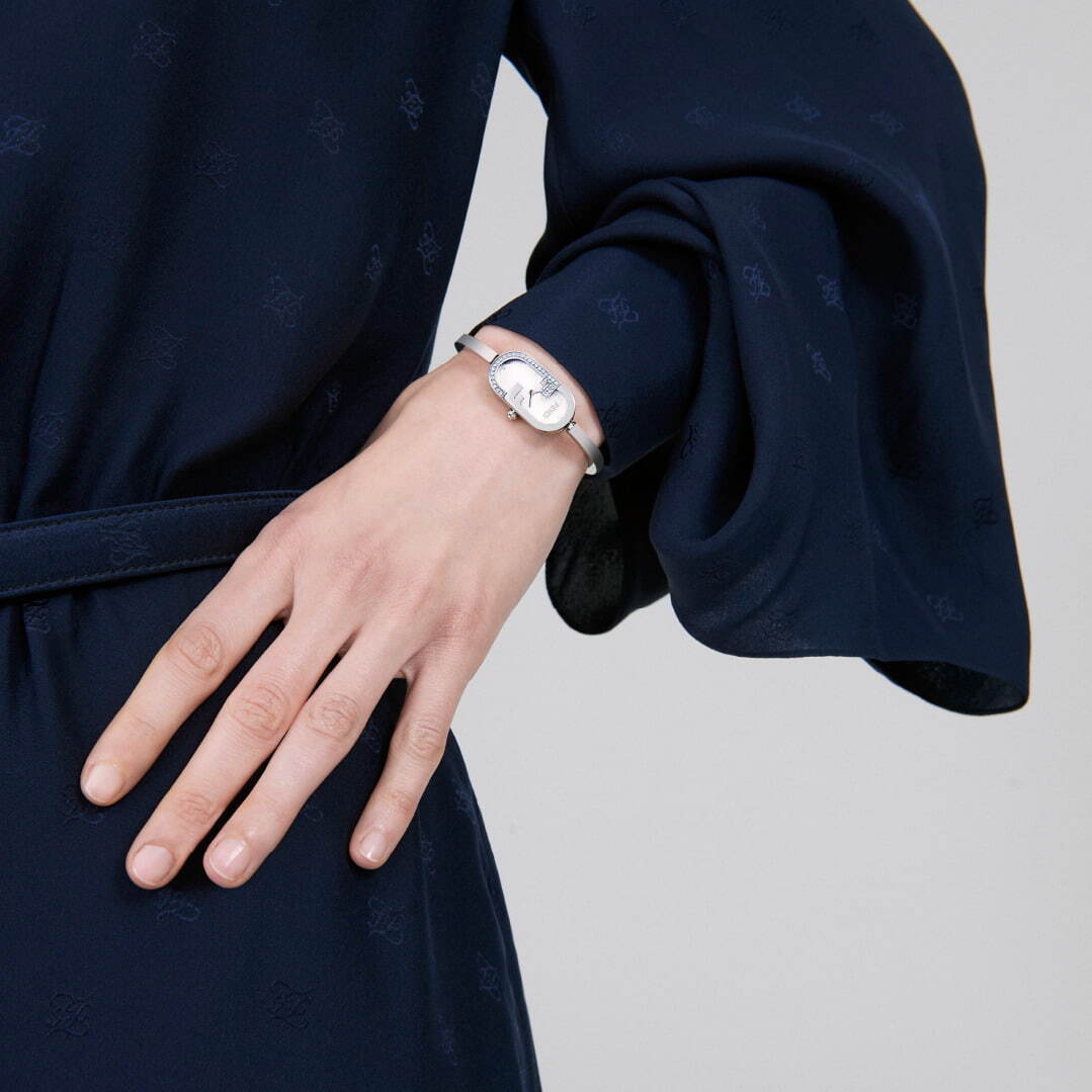 フェンディ オーロック 新作ウィメンズ腕時計 オバール型 Ffロゴ ブレスレット 横長ケース ファッションプレス