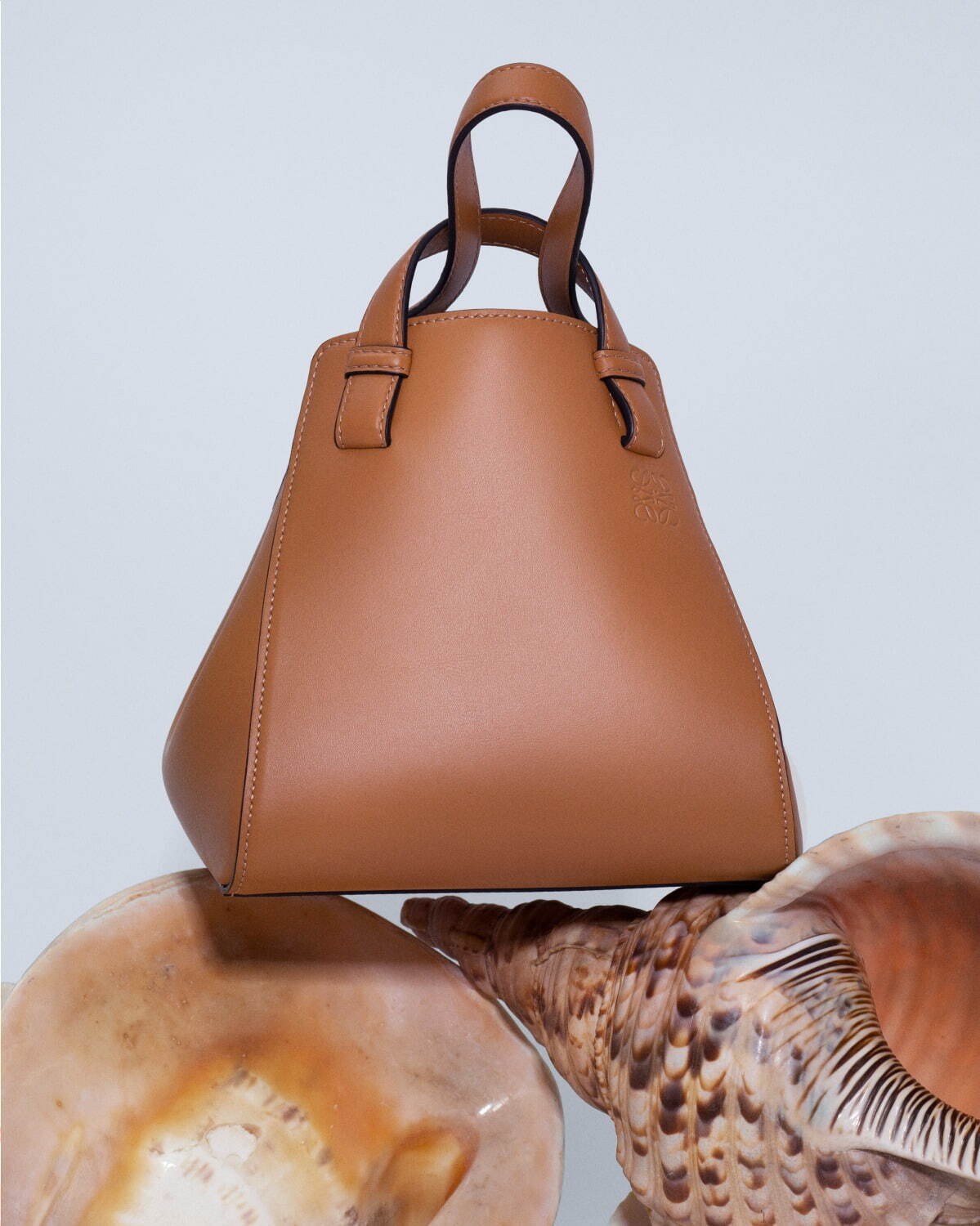 ＜ロエベ＞“コロン”と丸いワンハンドルのバッグ「ハンモックナゲット」