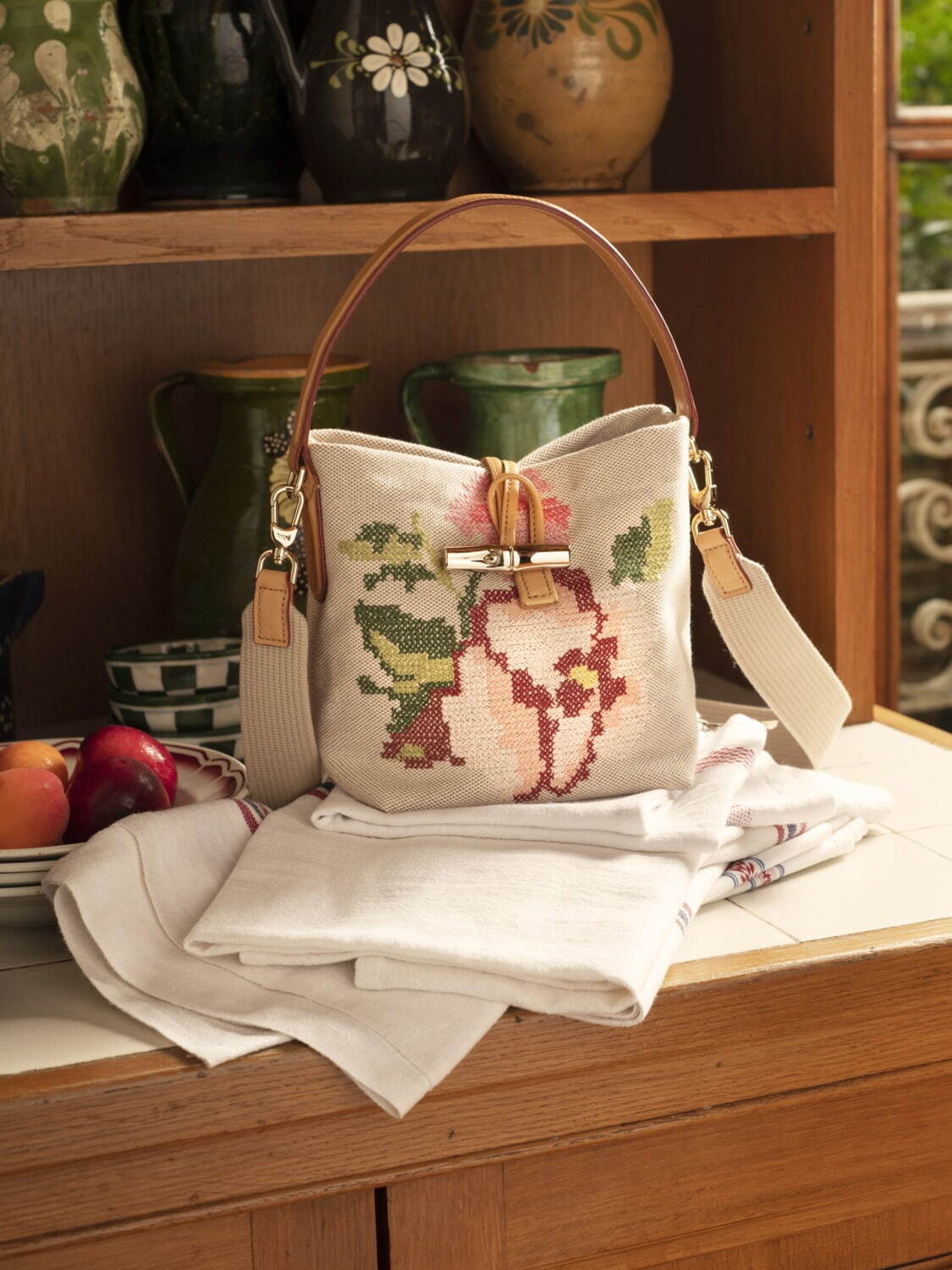 ロンシャン「ロゾ」バッグに22年春夏の新作、“タペストリー風”花刺繍 