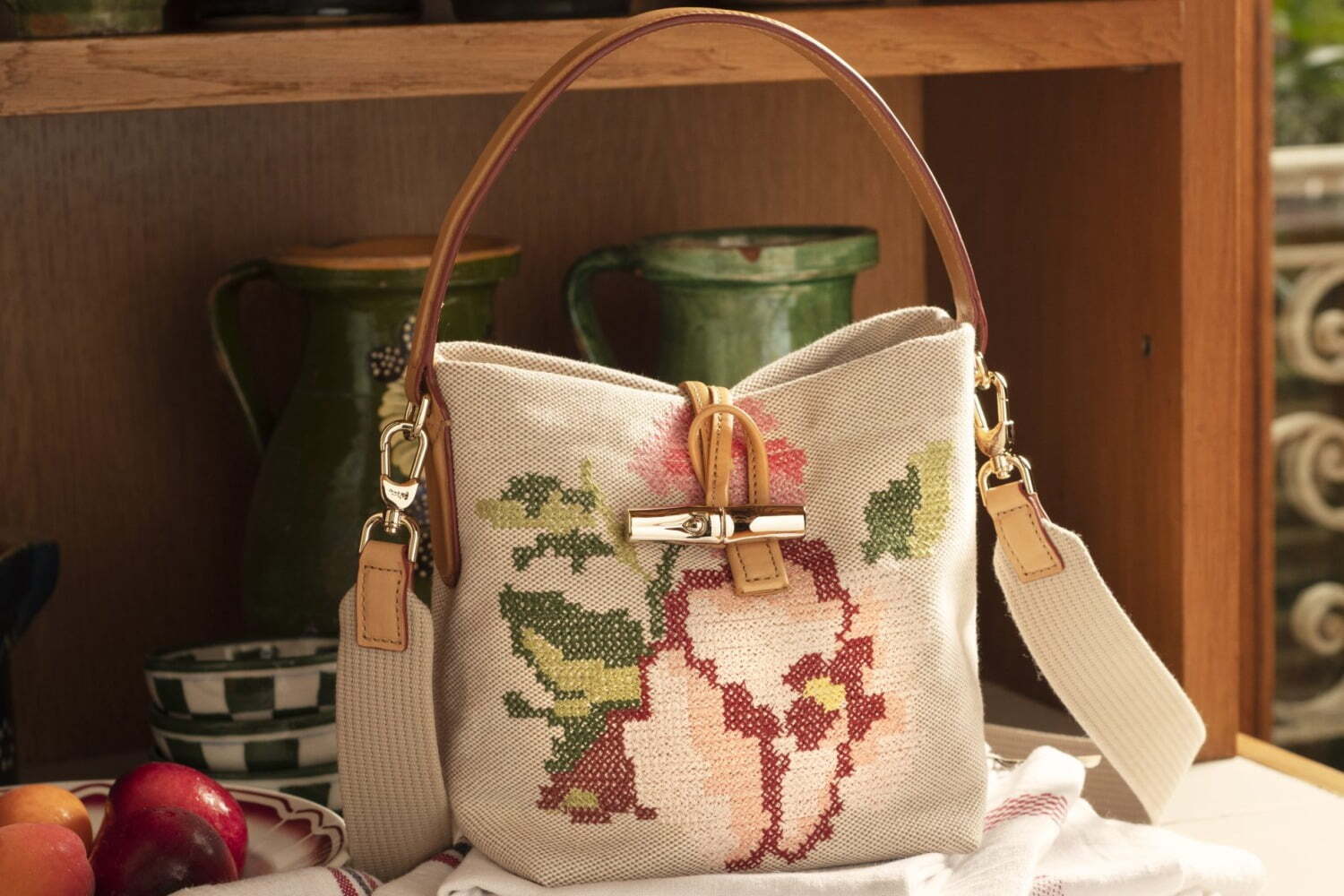 ロンシャン「ロゾ」バッグに22年春夏の新作、“タペストリー風”花刺繍入りバケットバッグなど