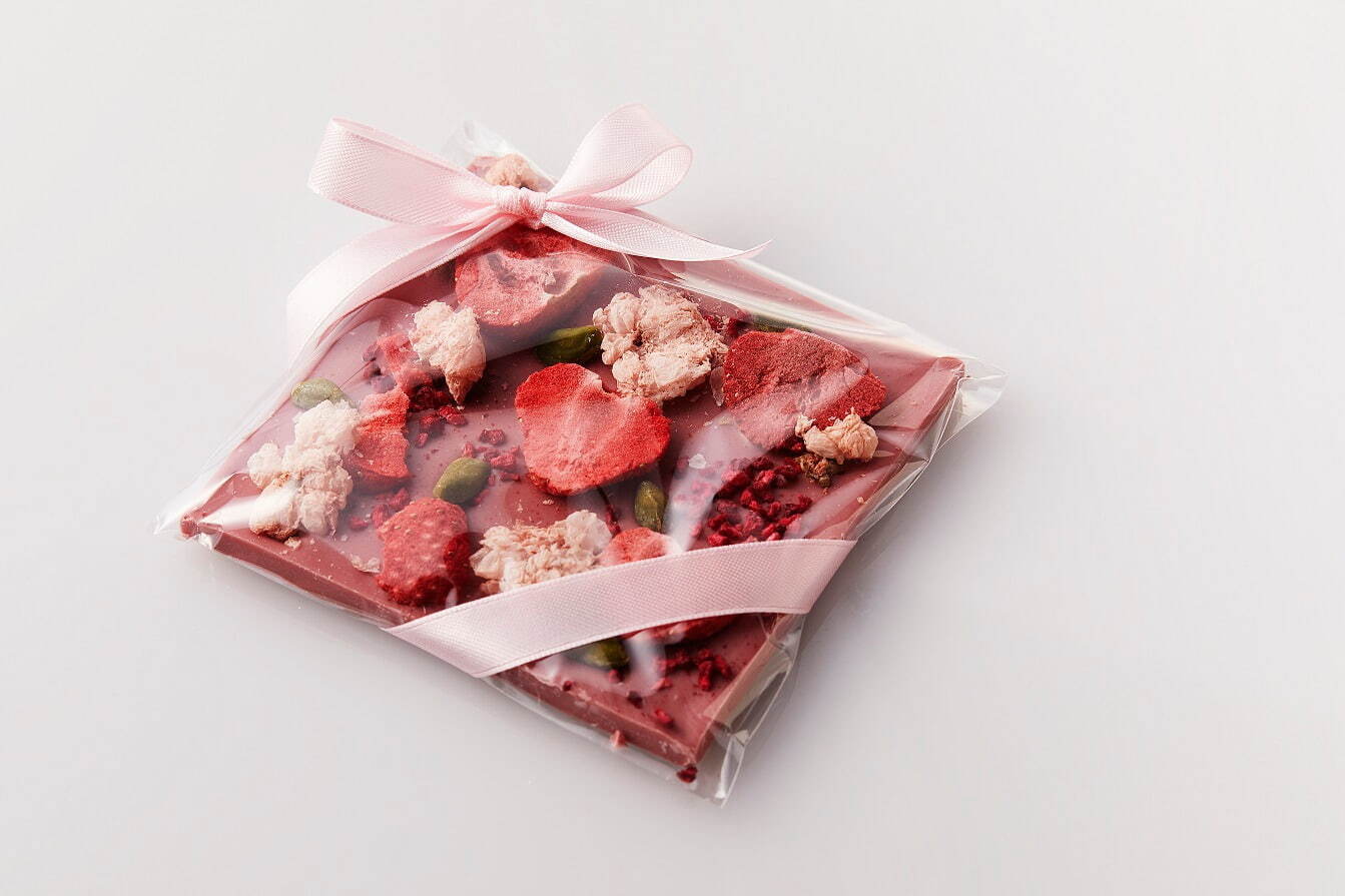 桜ルビーチョコレート 1,800円、箱入り 2,800円