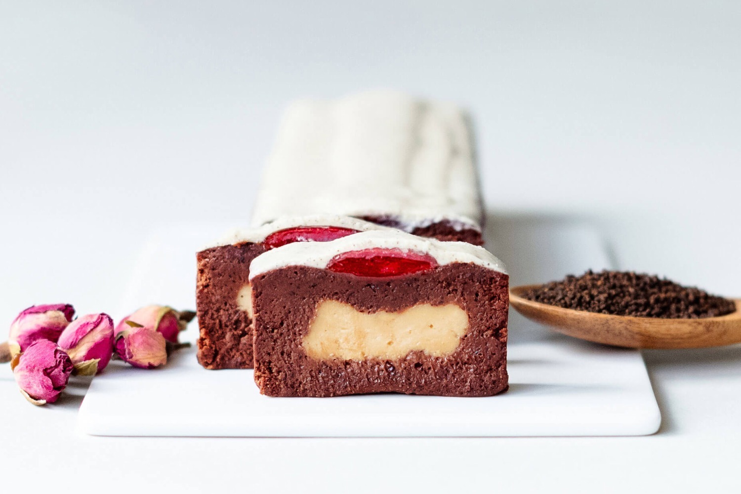 ミニマル「生ガトーショコラ -紅茶と花-」ダージリン茶葉を使ったホワイトチョコ＆ローズジャムをプラス