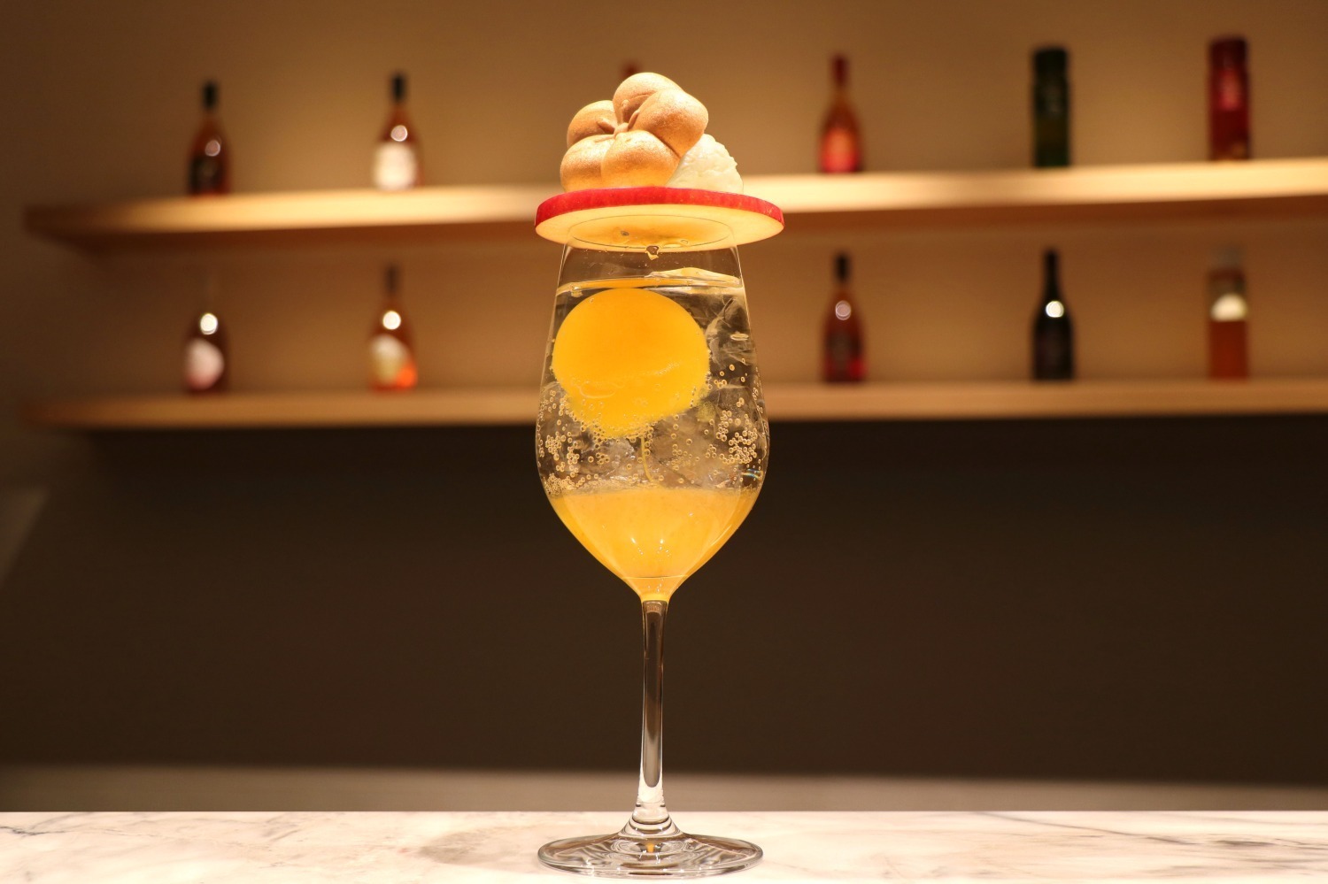 ザ チョーヤ 銀座BARの梅酒カクテルクリームソーダ、南高梅＆温州みかんのフローズンジュレボール入り