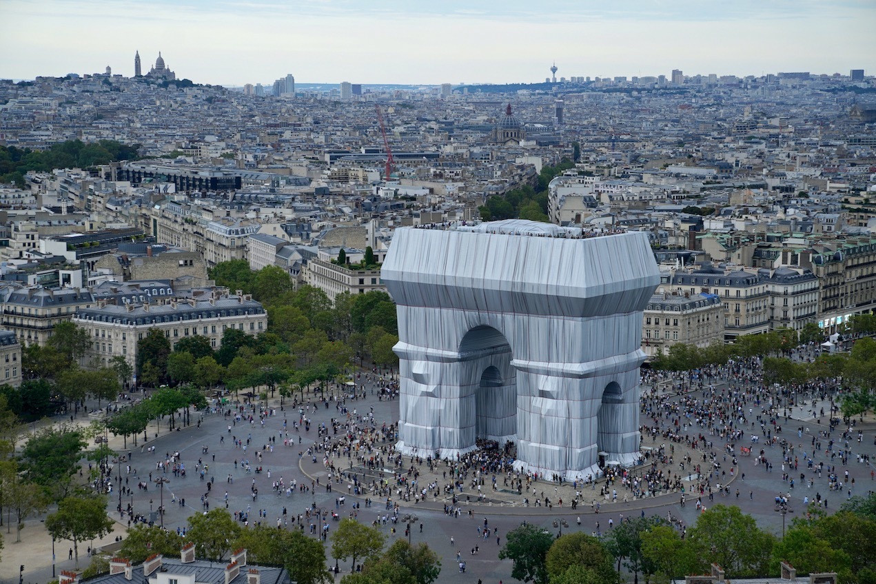 写真｜クリストとジャンヌ＝クロードの展覧会が21_21 DESIGN SIGHTで、「包まれた凱旋門」を紹介