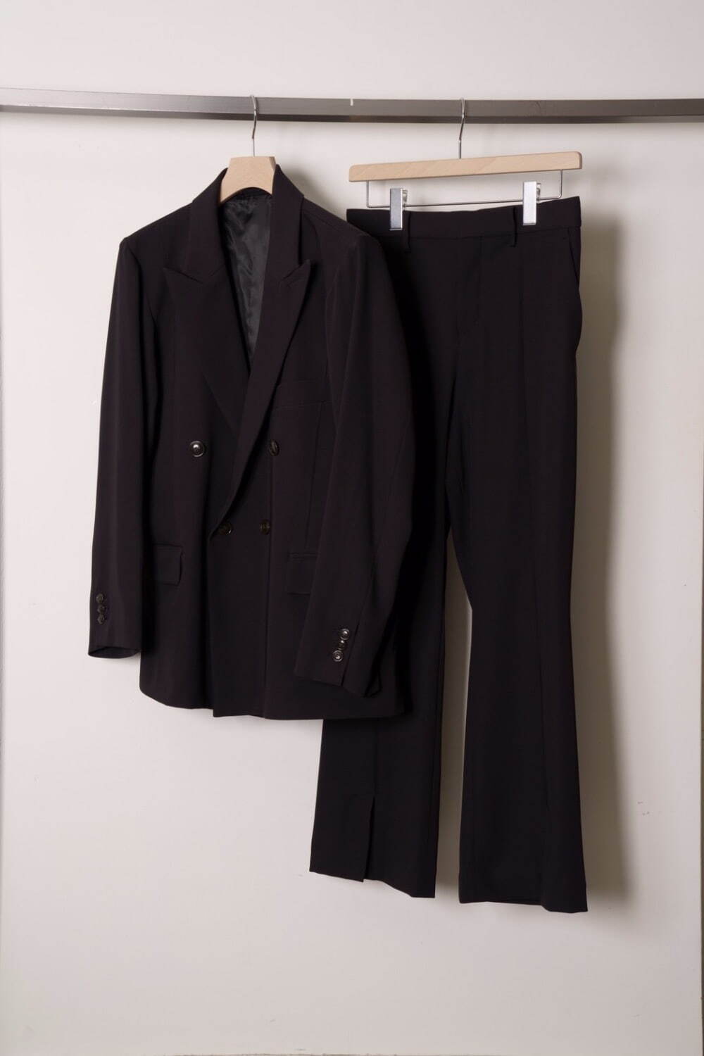 Double-breasted suit jacket 59,400円、Center vents Flare trousers 28,600円