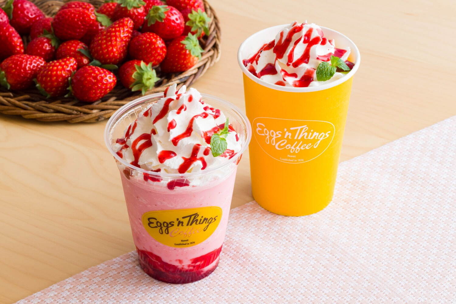 エッグスンシングスから春限定「ストロベリーと練乳のパンケーキ
