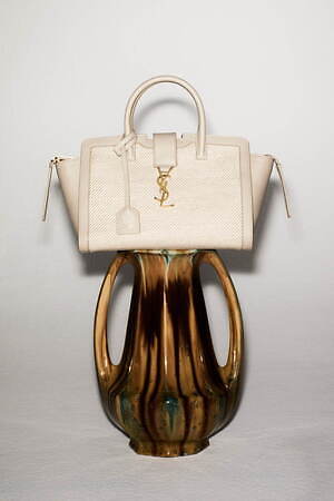 サンローランの人気バッグがキャンバス素材に、ベージュの「カサンドラ 