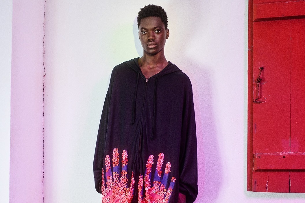 アクネ ストゥディオズ新作"人間"のアートをプリントしたTシャツ＆フーディ、鮮烈カラーで