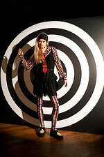 アナ スイ 2022-23年秋冬コレクション、60年代のロック番組にときめいて｜写真12