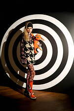 アナ スイ 2022-23年秋冬コレクション、60年代のロック番組にときめいて｜写真17