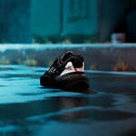 アディダス オリジナルス×グッチメイズのスニーカー、光で浮かび上がる"シークレットロゴ"｜写真5