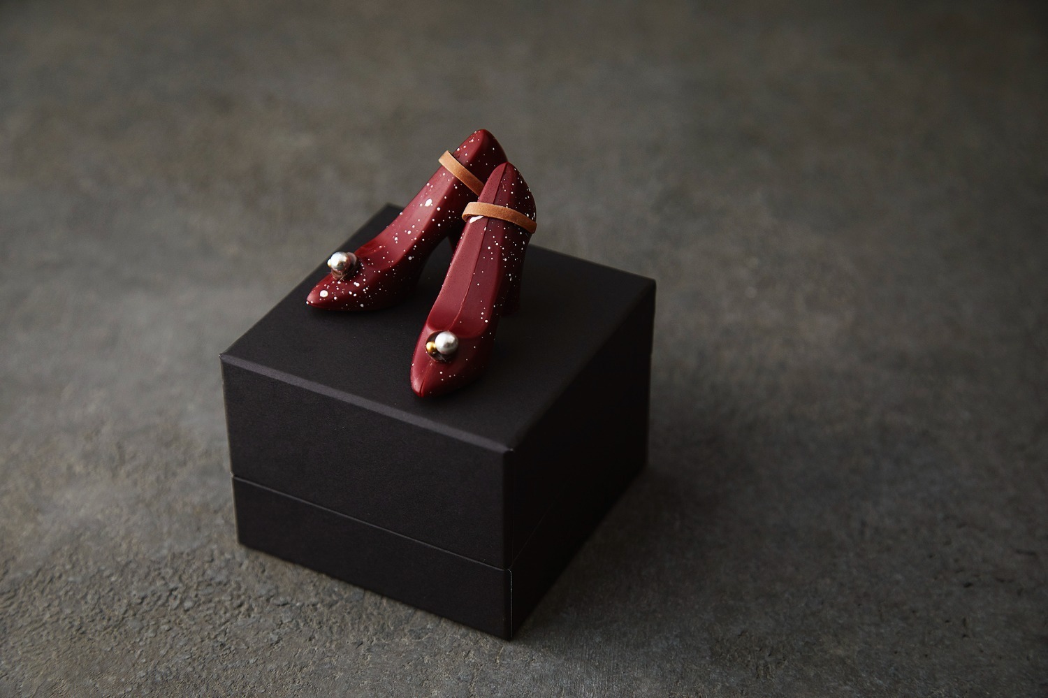 アマン東京のホワイトデー"ハイヒール型"チョコレート、シャンパーニュ＆ラズベリーガナッシュで