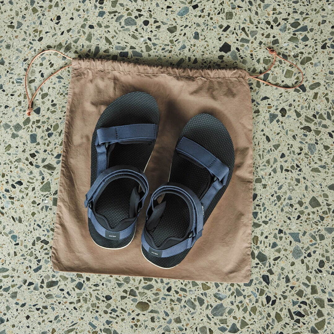 Teva×エイトンのシックなブルーベリー色コラボサンダル、高耐久のヴィブラムソール搭載 - ファッションプレス