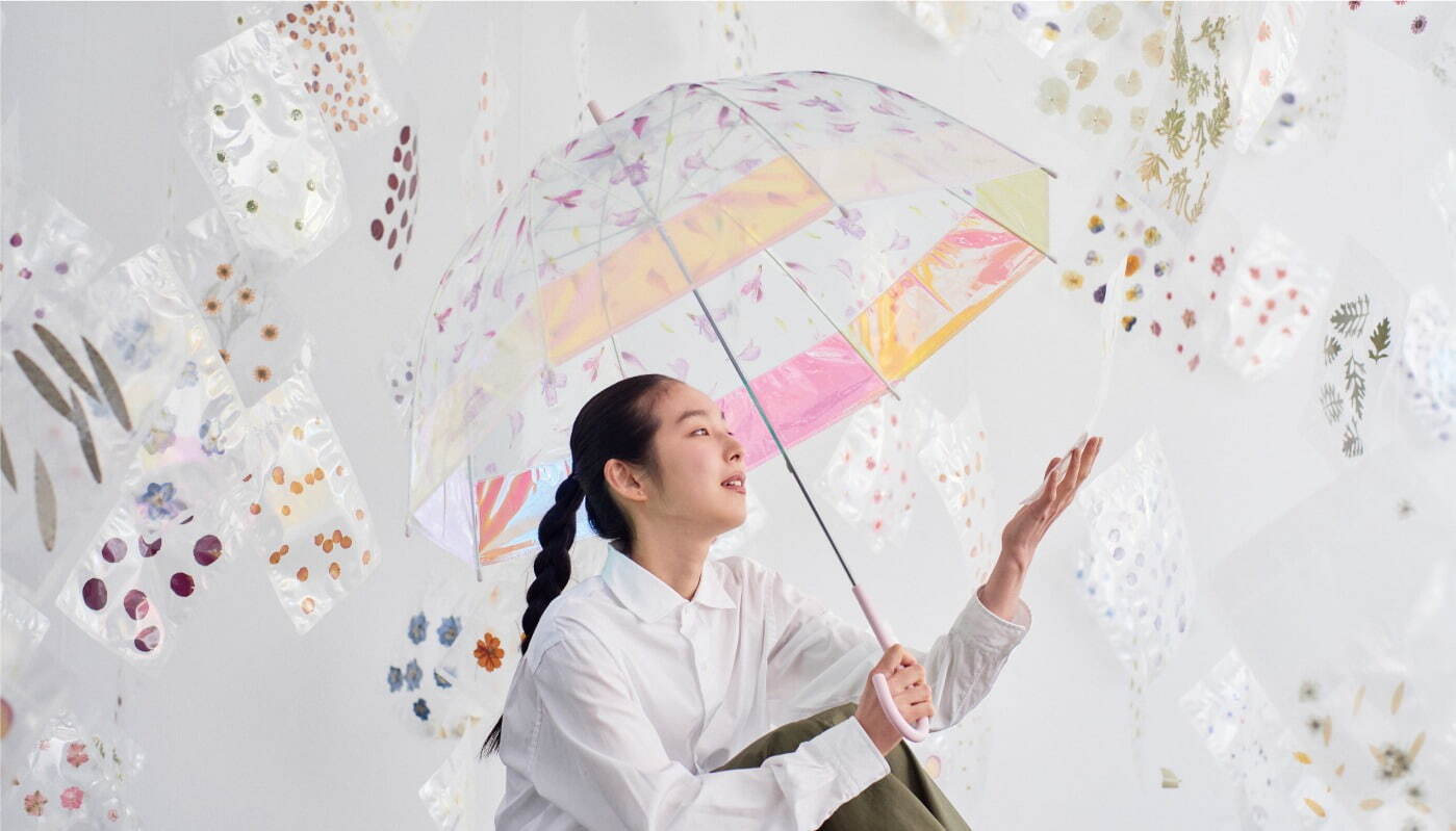 Wpc 花びらが宙を舞う ビニール傘に新作 幻想的なシャイニー生地 淡い春色フラワーのドーム型 ファッションプレス