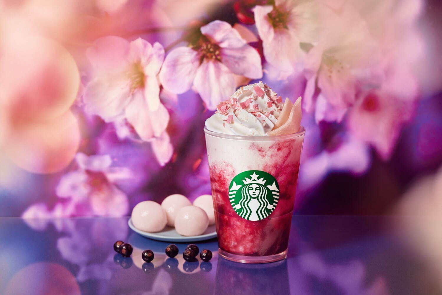 スタバ「さくらカシス ストロベリー 白玉 フラペチーノ」幻想的な夜桜をカシスと桜で表現