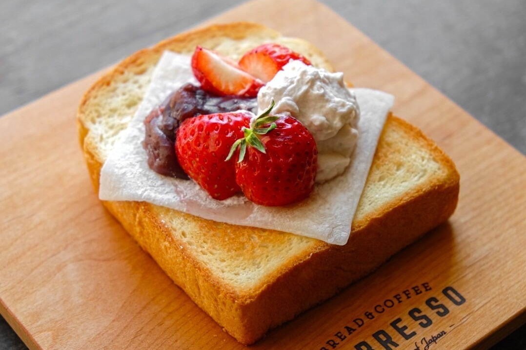 食パン｜レブレッソの春限定「いちご大福トースト」桜あんホイップを添えて、サクサク×もちもち食感