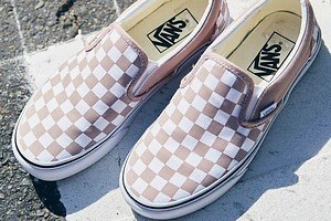 VANSのチェッカー柄スリッポンスニーカー、淡いベージュの新色がローズバッド限定で