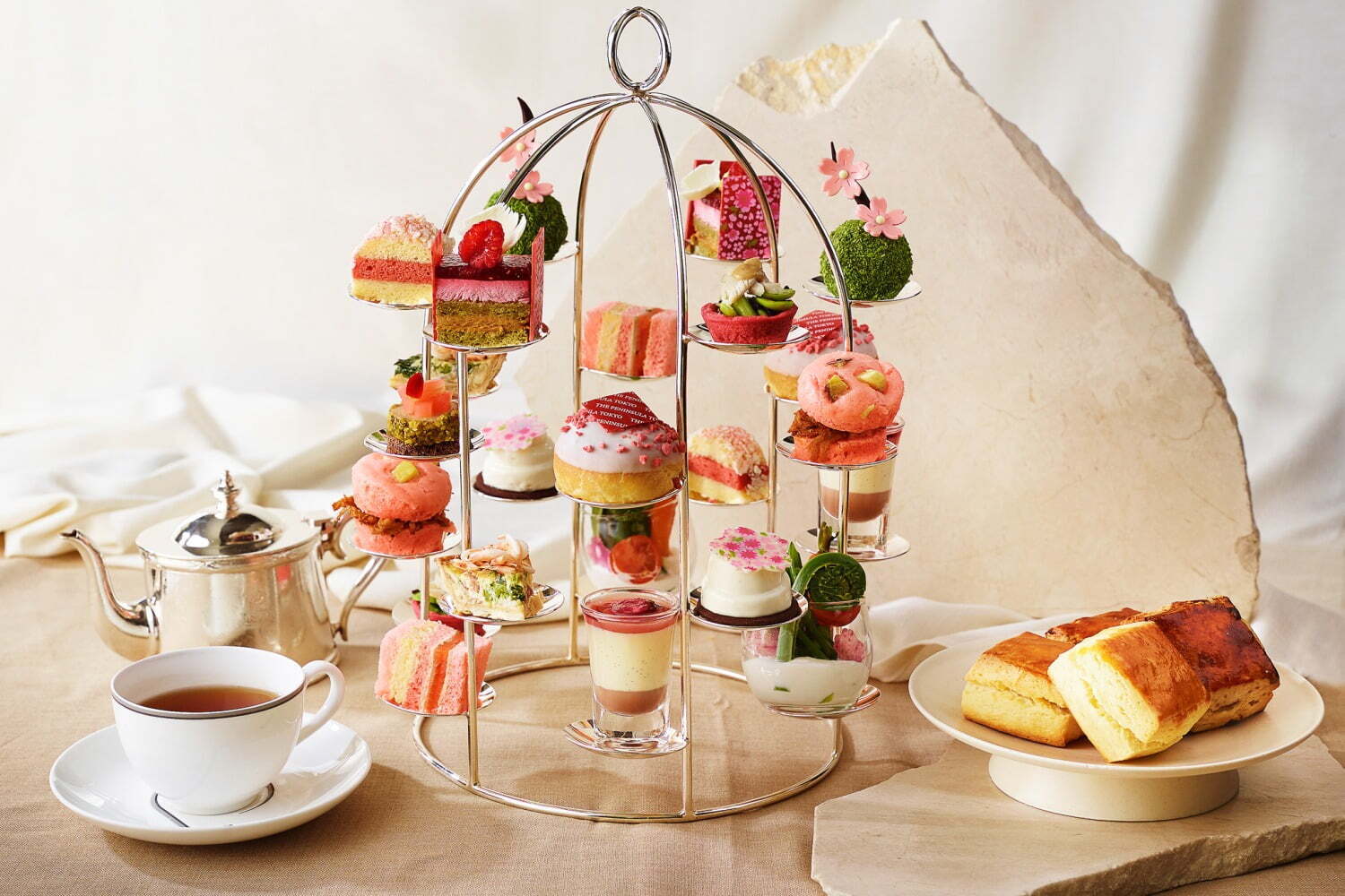 ザ・ペニンシュラ東京の桜アフタヌーンティー＆スイーツ - 桜餡＆クリームのふわふわブリオッシュも