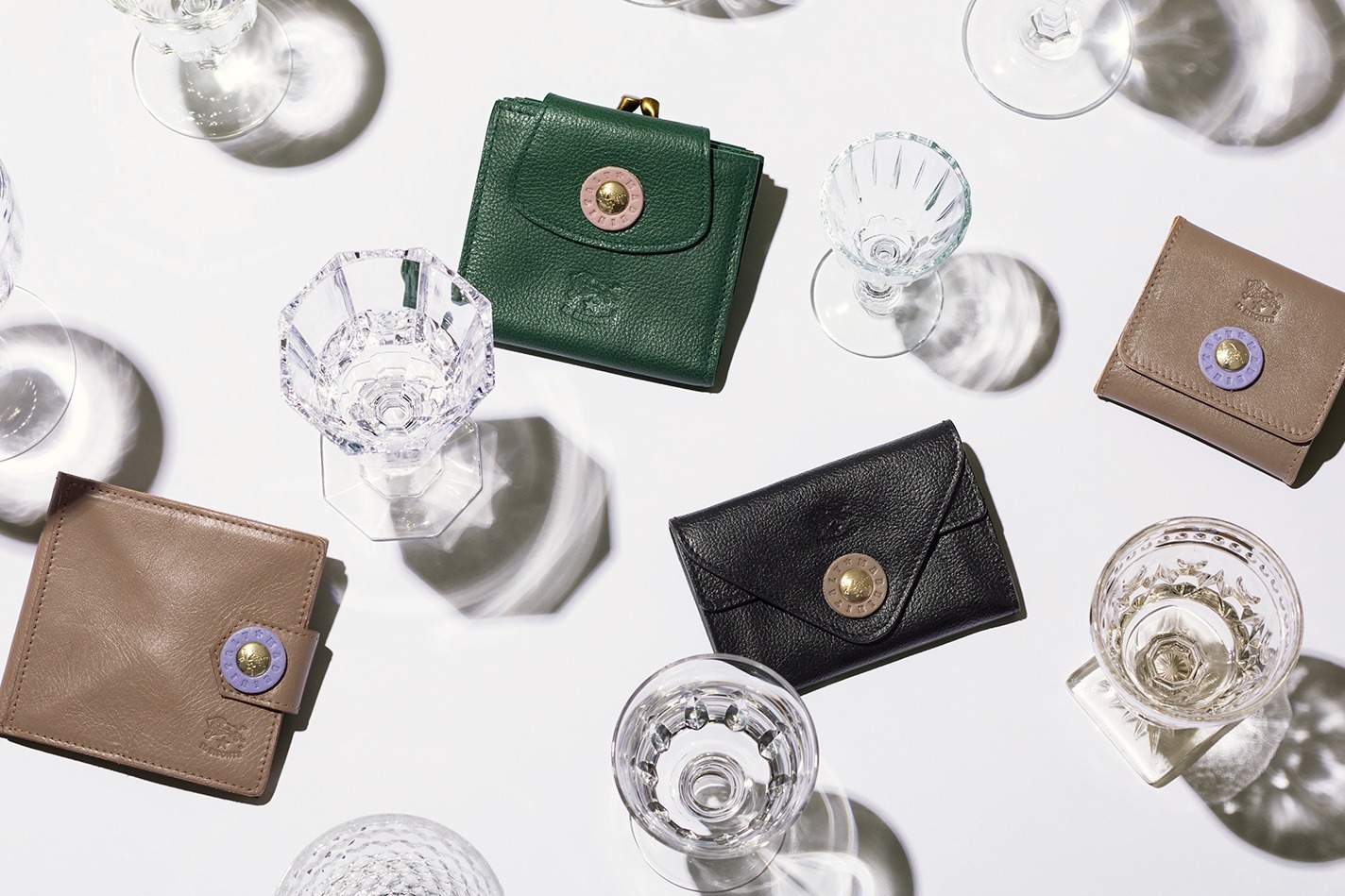 イル ビゾンテ新作レザー財布、“ヨーロッパの街並み”風ナチュラルカラー＆差し色が彩るロゴボタン