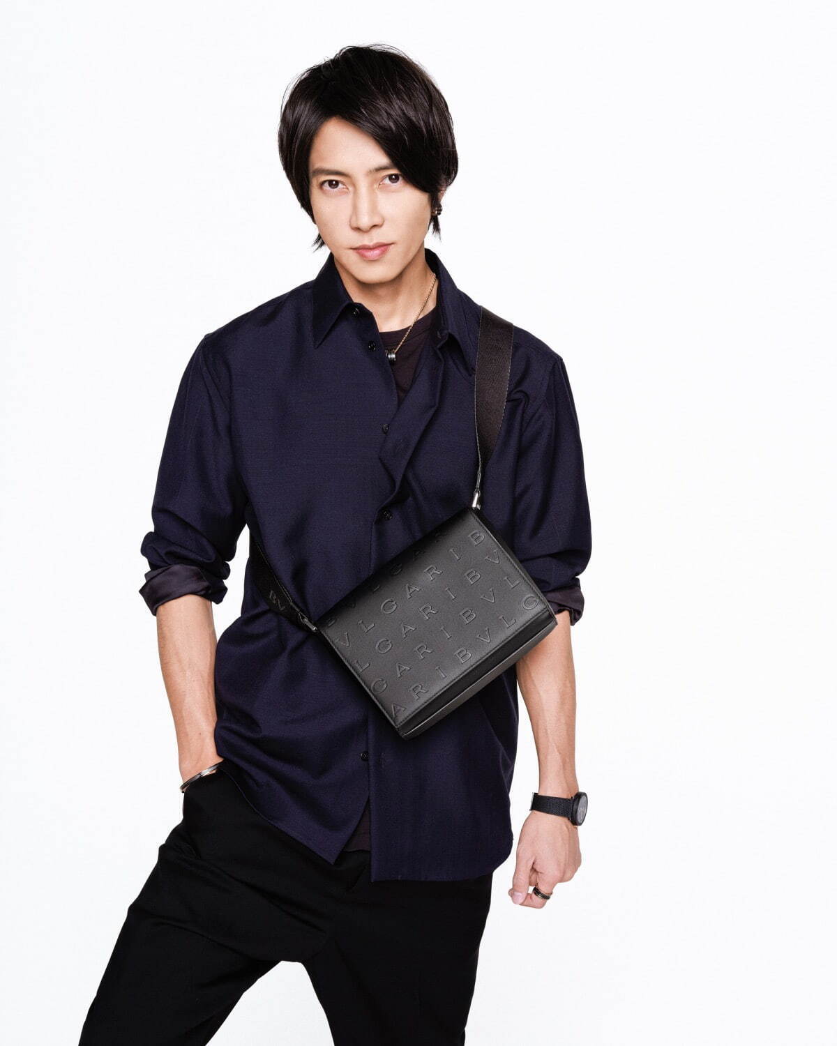 ★超美品★　BVLGARI　ブルガリブルガリ　マン　メッセンジャーバッグ　ブルー ブルガリ 2023 年春夏アクセサリーコレクションよりセルペンティ