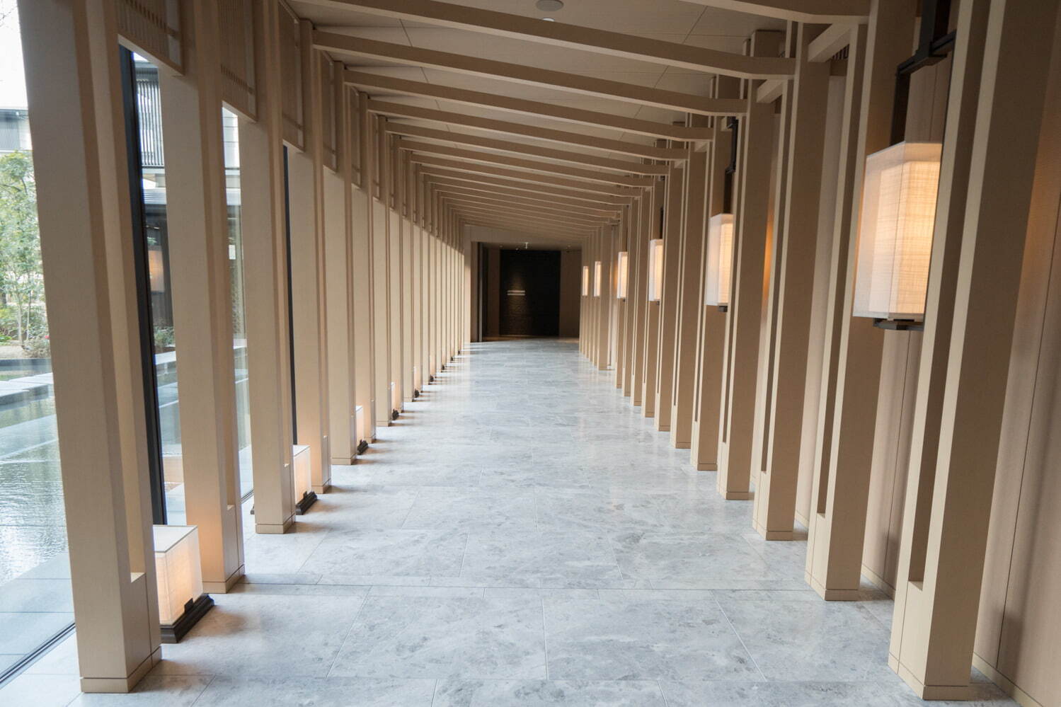 「フォルニ」は、地下1階と同様の伏見稲荷大社の千本鳥居をモチーフにした回廊を抜けた先にある。