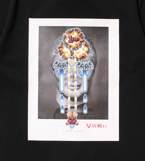 ギリシャ彫刻と90年代TVゲーム「首領蜂」をコラージュ、C.E×オリバー・ペインのコラボTシャツ | 写真