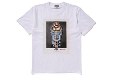 ギリシャ彫刻と90年代TVゲーム「首領蜂」をコラージュ、C.E×オリバー・ペインのコラボTシャツ