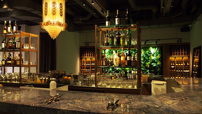 シガールーム、寿司カウンターを併設したワインショップ「ワインハウス南青山」オープン | 写真