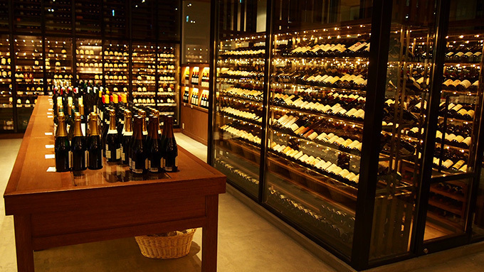 シガールーム、寿司カウンターを併設したワインショップ「ワインハウス南青山」オープン | 写真