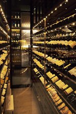 シガールーム、寿司カウンターを併設したワインショップ「ワインハウス南青山」オープン｜写真7