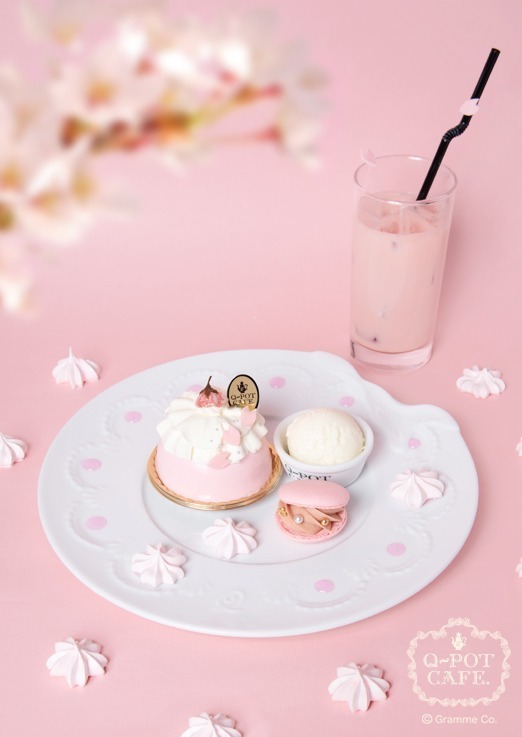 Q-pot CAFE.の桜スイーツ、桜ムースケーキのスイーツプレート＆ほろほろ和三盆｜写真1