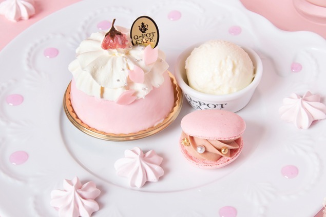 Q-pot CAFE.の桜スイーツ、桜ムースケーキのスイーツプレート＆ほろほろ和三盆