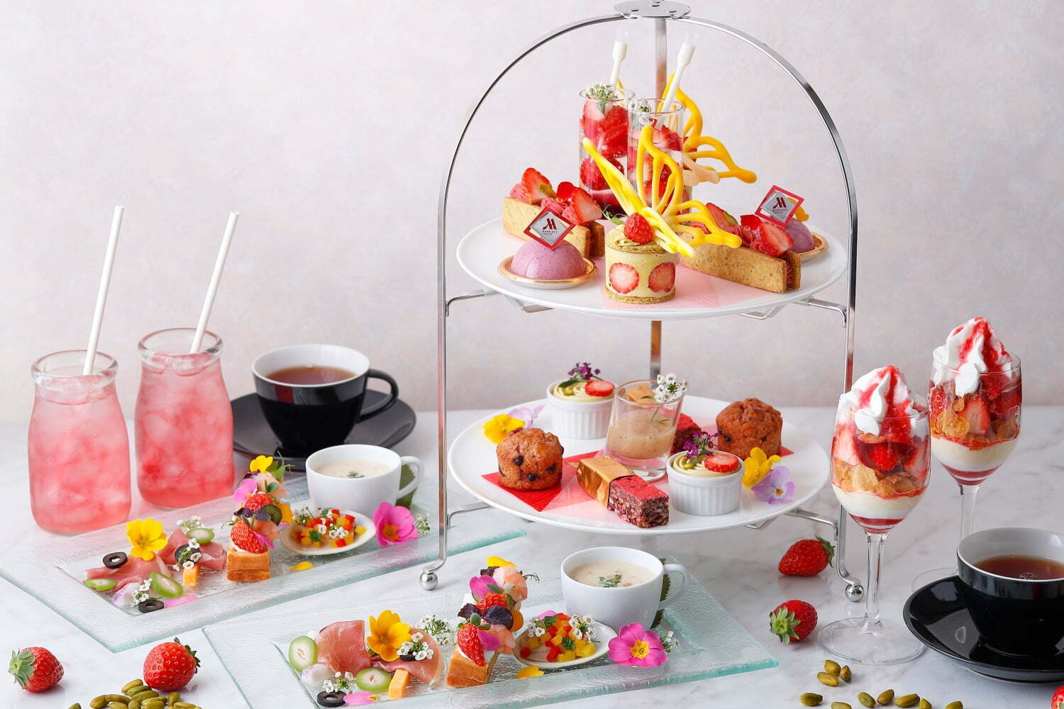 東京マリオットホテル「ベリー アフタヌーンティー」"蝶"チョコレートを飾った苺＆ピスタチオケーキ