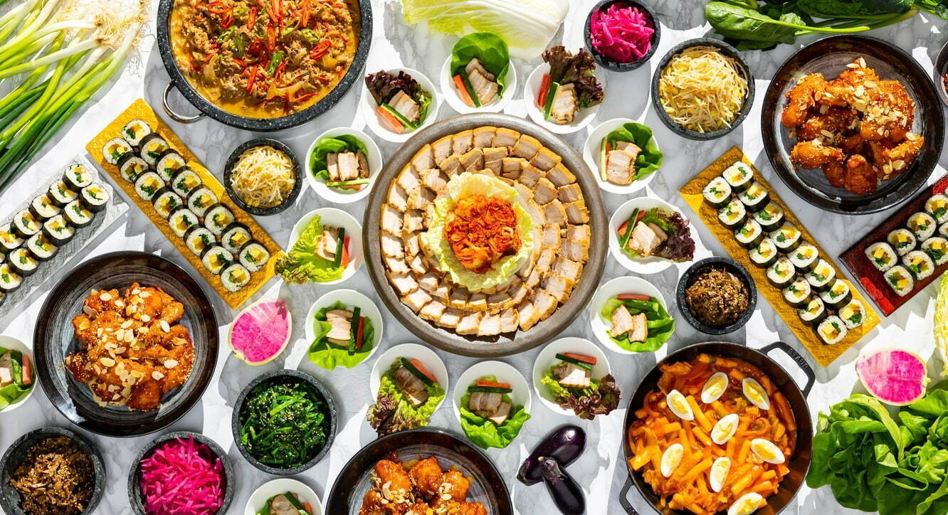コンラッド大阪“世界を旅する”苺スイーツビュッフェ「韓国編」ポップな虹色ケーキや苺のトゥンカロン｜写真16