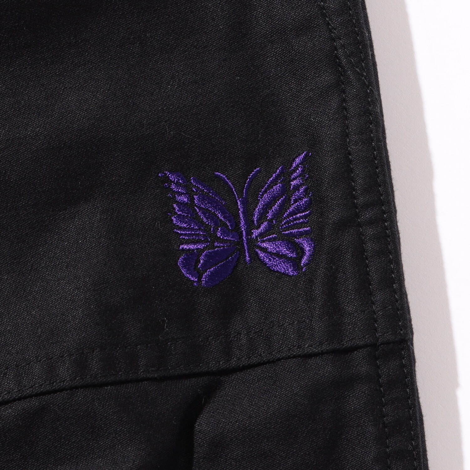 ニードルズのビームス別注マイルスジャケット＆パンツ、ブラックを基調に“パープル”の蝶刺繍｜写真32