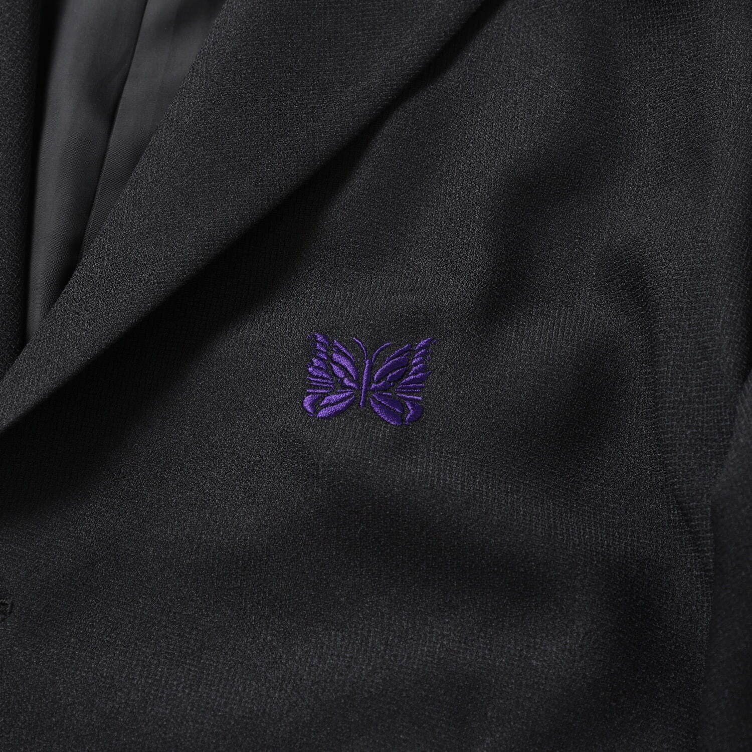 ニードルズのビームス別注マイルスジャケット＆パンツ、ブラックを基調に“パープル”の蝶刺繍｜写真1