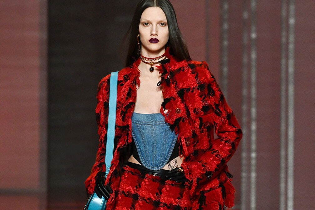 ヴェルサーチェ(VERSACE) 2022-23年秋冬ウィメンズコレクション ファッションプレス