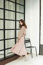 エミ×アグ、オールベージュの新作コラボレーションスニーカー｜写真3