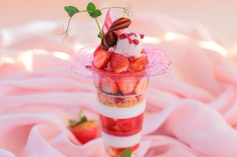 “いちご尽くし”贅沢パフェが横浜・大宮で、ハーゲンダッツのアイス「ストロベリー」など10層仕立て