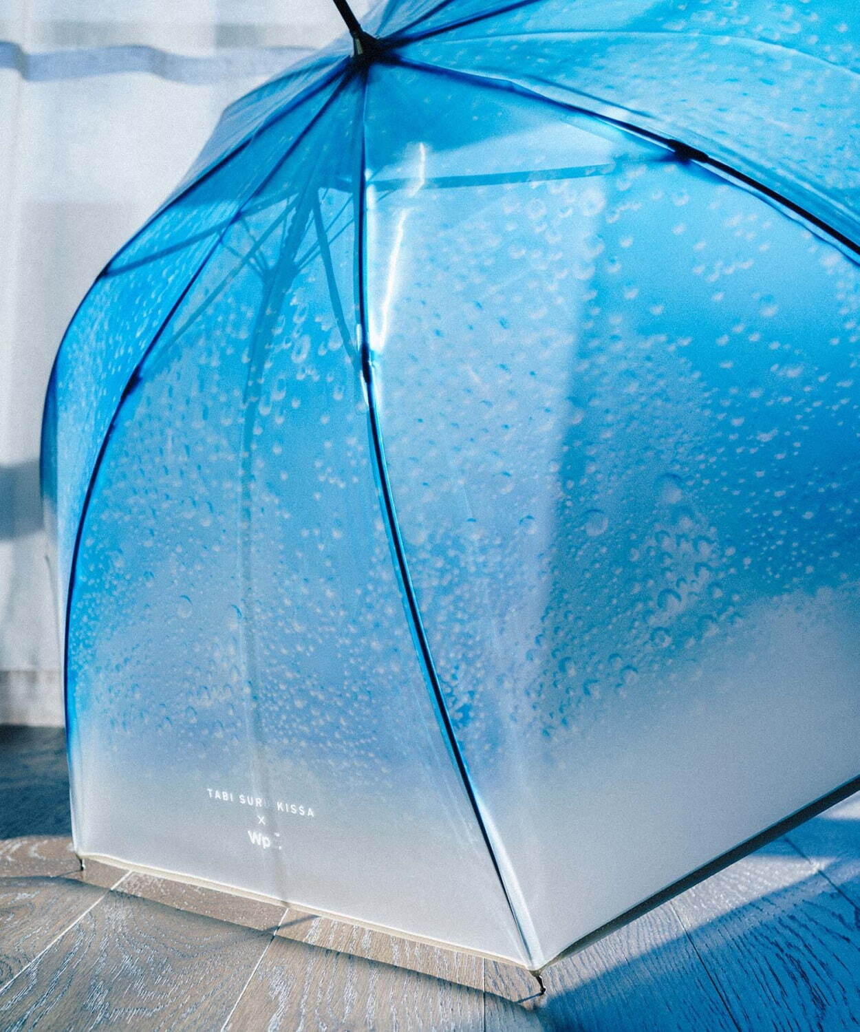 Wpc クリームソーダアンブレラ シュワシュワ泡の弾けるビニール傘 チェリーのチャーム付き ファッションプレス