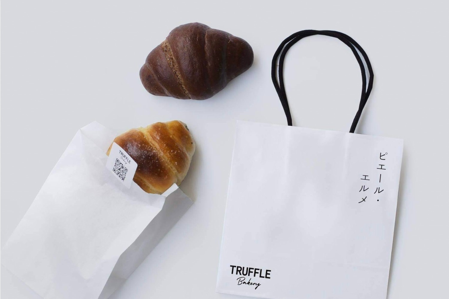 トリュフベーカリー×Made in ピエール・エルメ、もちもち食感「チョコレートの塩パン」が限定で