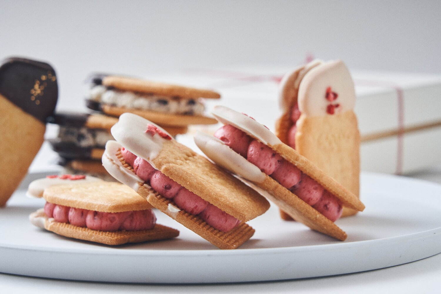 フェアリーケーキフェア“新感覚”生バターサンドに「いちご」フレーバー、いちごチョコのカップケーキも