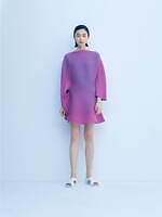 イッセイ ミヤケ新作ウェア"水面の波紋"着想、動くたび内側のカラーが覗くニット＆滲みプリントシャツ｜写真1